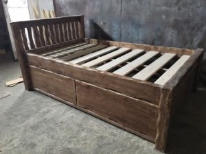 Изголовье кровати из массива с живой кромкой