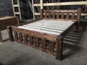 Спальня в стиле рустик с кроватью из массива