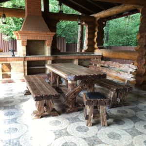 Гостиная с каминным порталом из камня